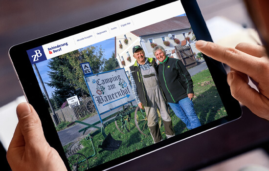 Ein Tablet in Nahaufnahme, auf dem die Startseite des ZB-Digitalmagazins zu sehen ist.