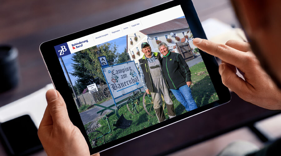 Ein Tablet in Nahaufnahme, auf dem die Startseite des ZB-Digitalmagazins zu sehen ist.