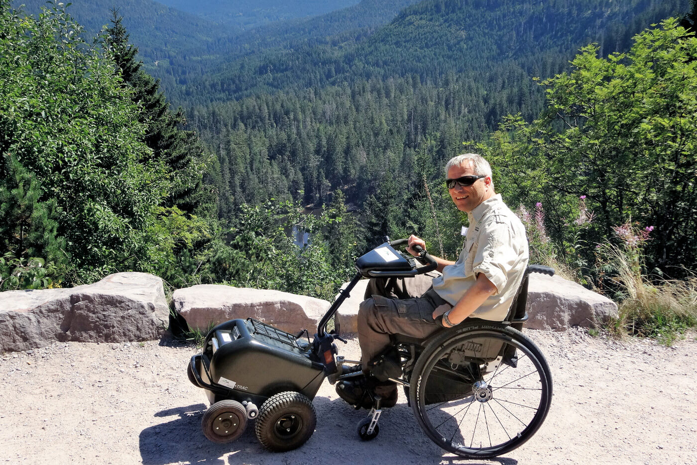 Hans-Peter Matt in seinem Rollstuhl mit Zughilfe