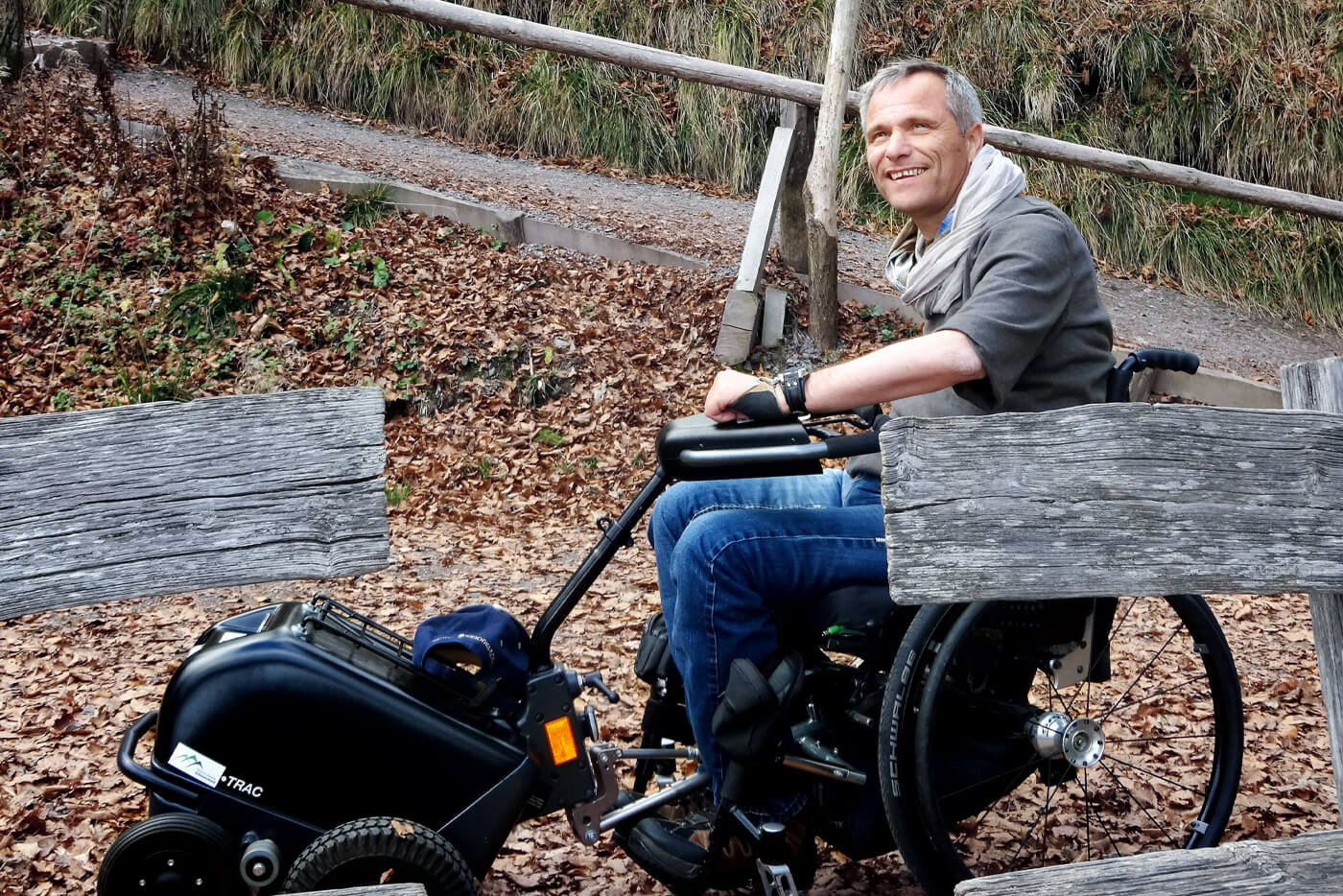 Matt hält während der Fortbildung einen Vortrag im Wald.