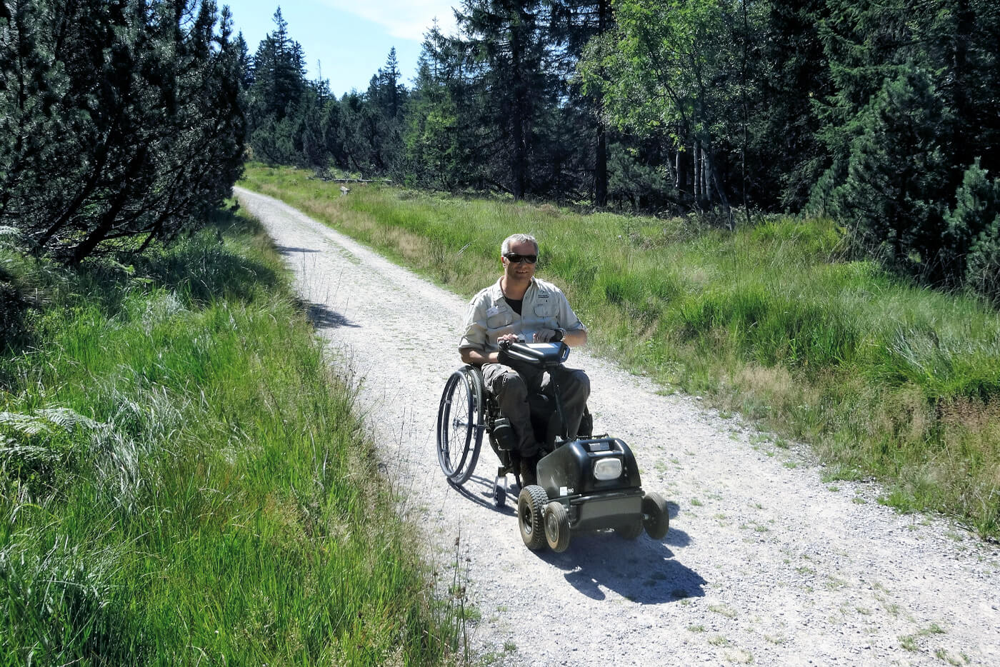 Matt mit Zughilfe auf einem Wanderweg