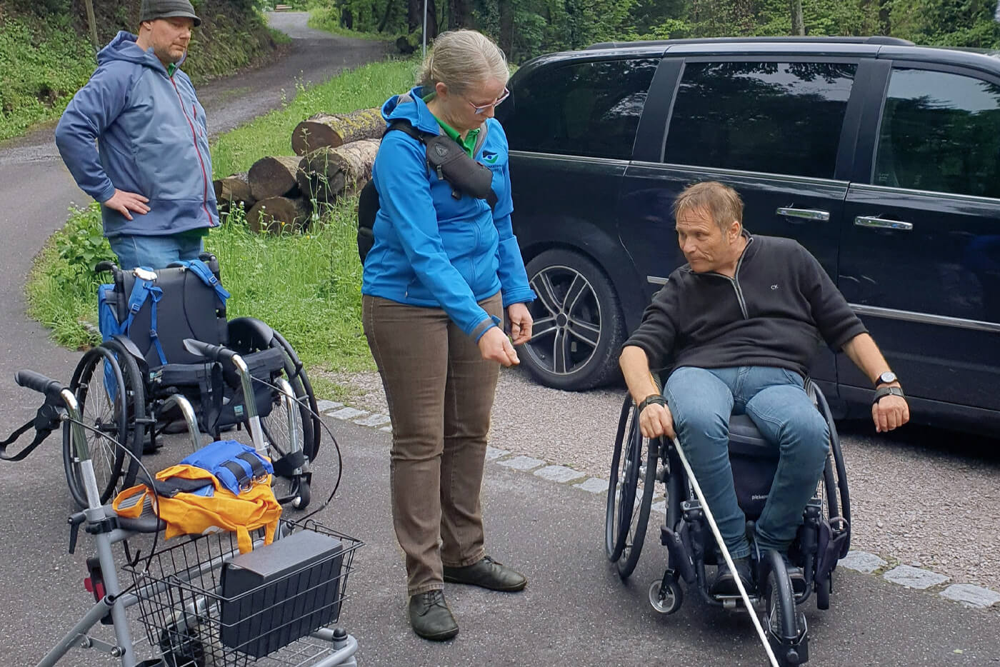 Hans-Peter Matt mit anderen Teilnehmenden, eine davon blind