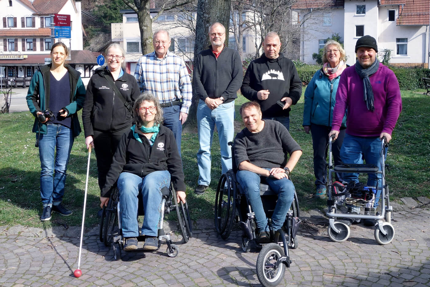 Abbildung der Gruppe der Fortbildung, teilweise mit Rollstühlen, Rollatoren, Blindenstöcken. 