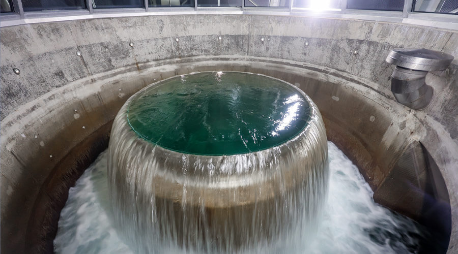 Ein gigantischer Wasserüberlauf, der mit Flutlicht ausgeleuchtet ist