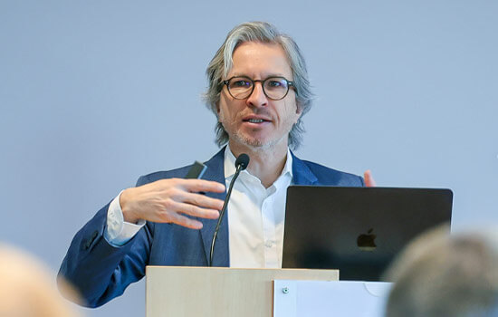 Prof. Dr. Carsten Röcker steht hinter einem Rednerpult.