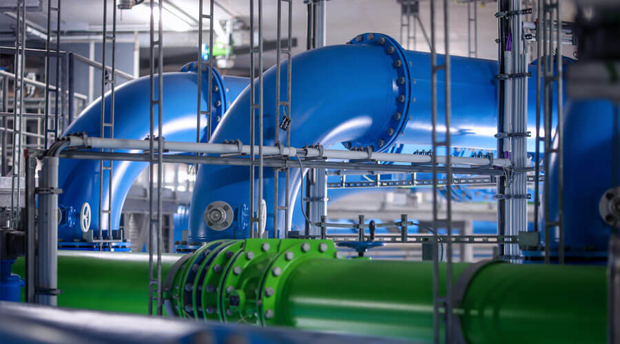 Rohrleitungen, Foto: Rupert Oberhäuser Rohrleitungen in blau und grün mit teilweise fast einem Meter Durchmesser