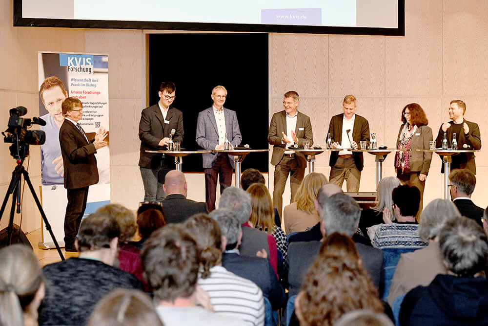 Expertenrunde mit Moderator, Mitarbeiter Samariterstiftung Dachtel, Repräsentanten von BMAS, Arbeitgeberverband BW, Kultusministerium BW, Agentur für Arbeit BW, Sozialausschuss Landtag BW.