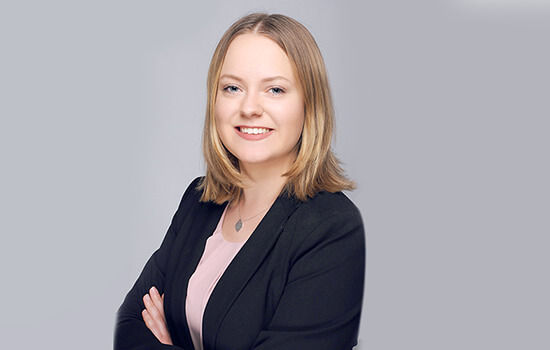 Porträt von Theresa Harth, Fortbildungskoordinatorin des KVJS-Integrationsamtes. 