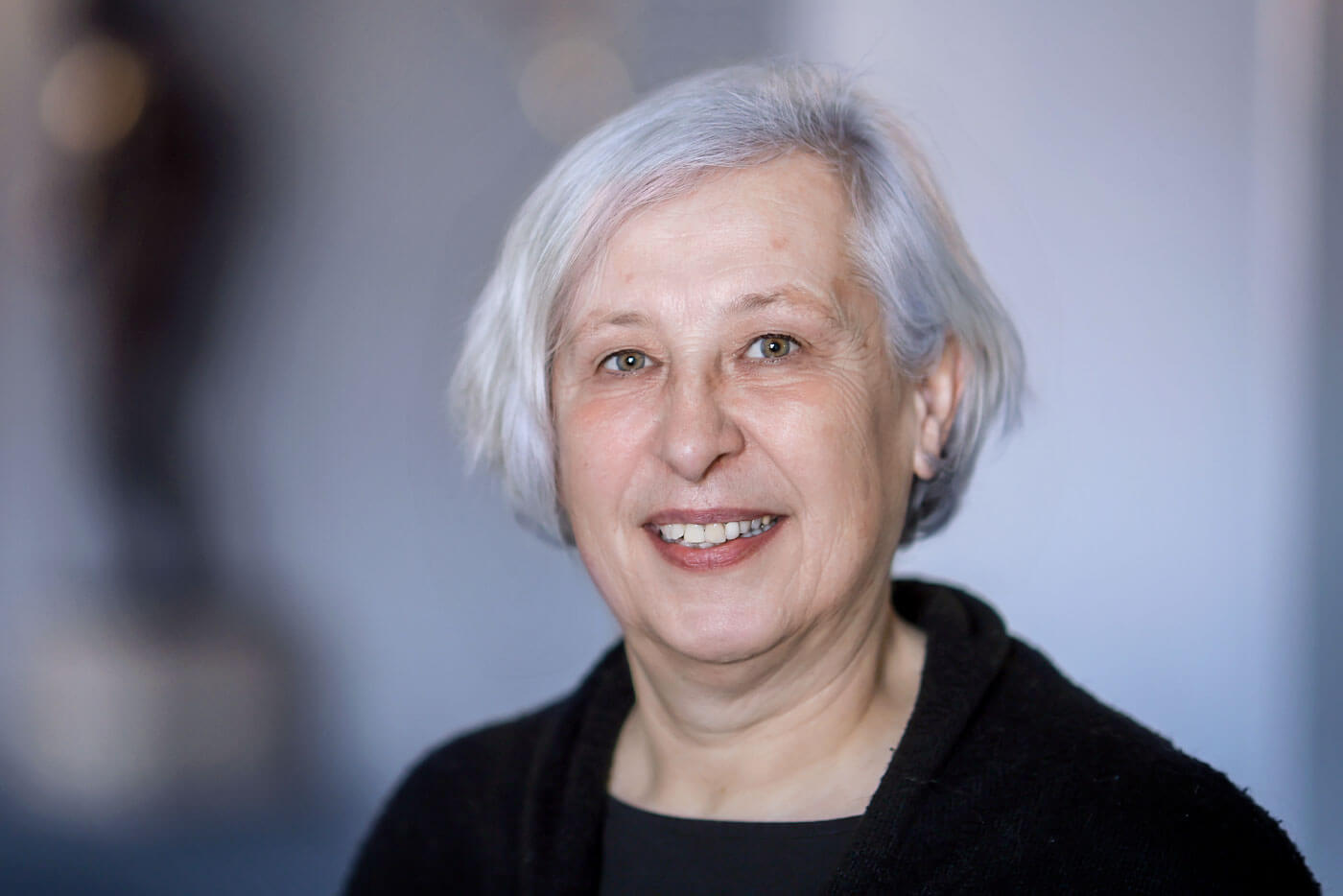 Porträtbild von Eva Weber.