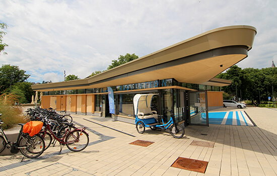 Der neugestaltete und barrierefreie Europaplatz in Tübingen mit dem eingeschossigen Flachdachgebäude der neuen Fahrradstation.