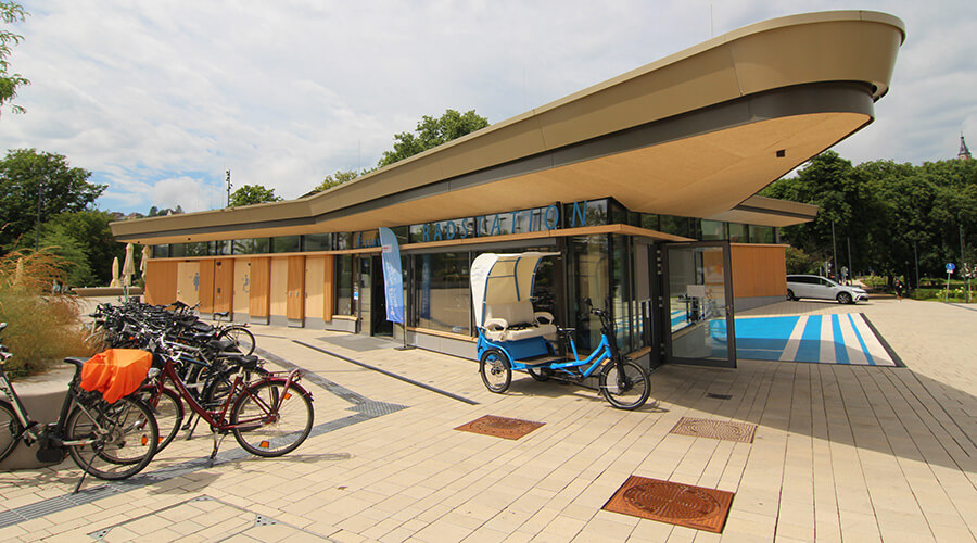Der neugestaltete und barrierefreie Europaplatz in Tübingen mit dem eingeschossigen Flachdachgebäude der neuen Fahrradstation.