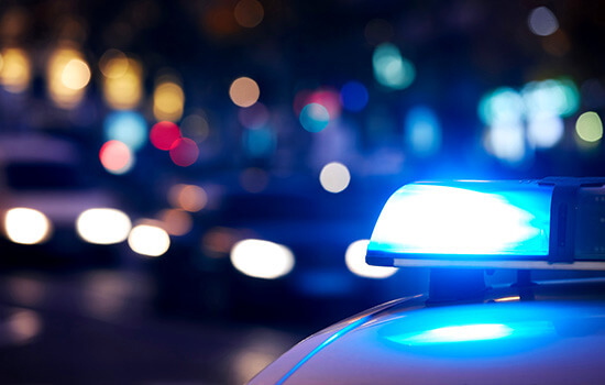 Blaulicht auf einem Einsatzfahrzeug bei Nacht