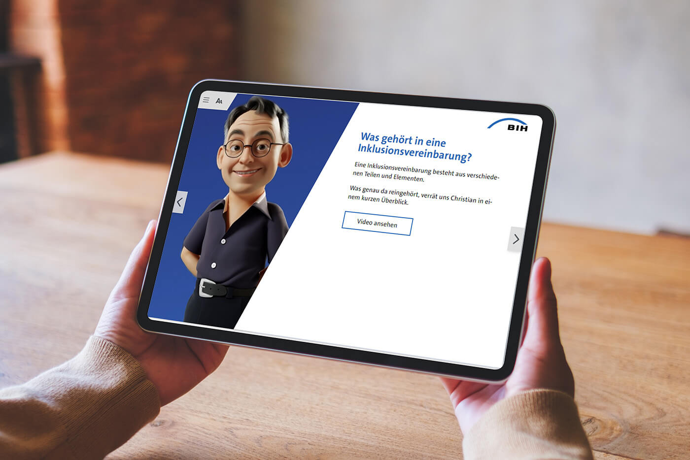 Onlinekurs Inklusionsvereinbarung | © BIH Das Foto zeigt die Händer einer Person, die ein Tablet halten. Darauf ist der Onlinekurs Inklusionsvereinbarung mit dem neuen Avatar zu sehen.