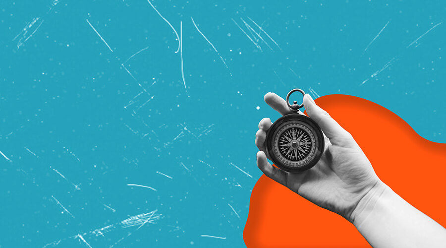Das Bild zeigt eine Hand, die einen Kompass hält, vor einem Hintergrund in Blau und Orange. Der blaue Hintergrund ist mit weißen Kratzern oder Linien strukturiert, während der orangefarbene Bereich im unteren Teil des Bildes eine abstrakte, organische Form bildet. Die Gestaltung wirkt minimalistisch und modern.