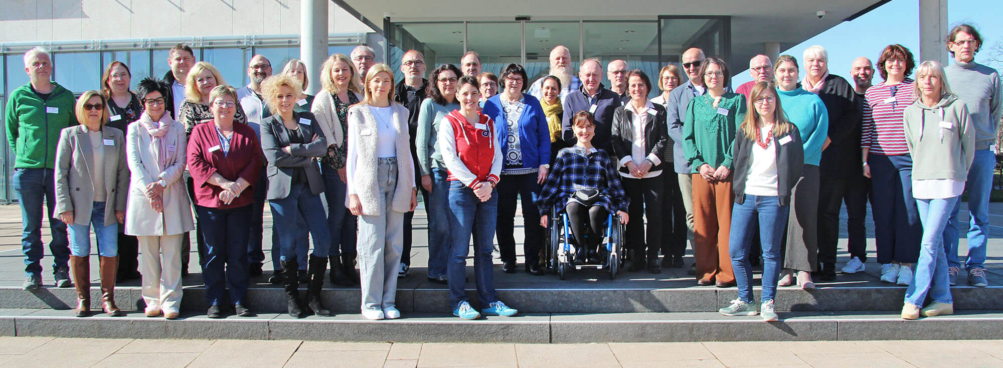 Gruppenbild Netzwerktreffen der Schwerbehindertenvertretungen l © Janina Fortenbacher Ein Gruppenbild vor dem Landratsamt in Raststatt.