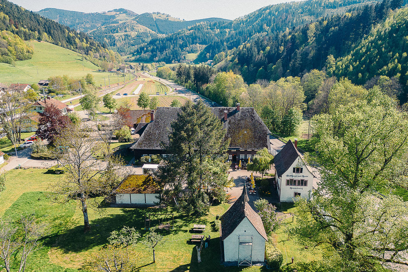 Das Hofgut, Foto: Hofgut Himmelreich l © Hofgut Himmelreich Landschaftsaufnahme des Hofguts, ein alter Schwarzwaldhof inmitten grüner Schwarzwaldlandschaften