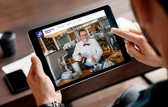 Arne Krüger-Brörken l © Rupert Oberhäuser/ Mockup mit Bild von Arne Krüger-Brörken bei der Zubereitung eines Kaffees.