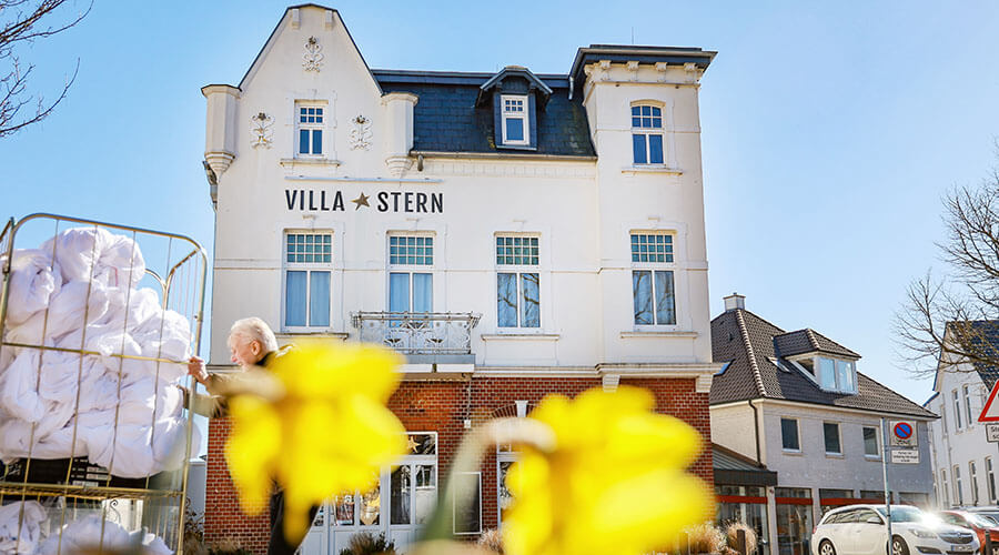 Außenaufnahme Hotel Villa Stern l © Rupert Oberhäuser Außenaufnahme Hotel Villa Stern. Im Vordergrund sind ein paar blühende Narzissen zu sehen, im Hintergrund die Altbauvilla des Hotels.