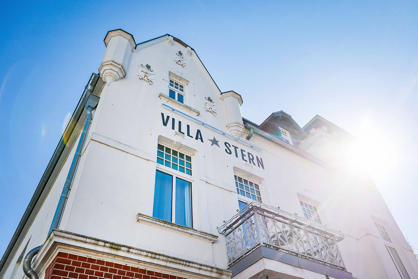 Außenaufnahme der Altbauvilla in der das Hotel Villa Stern untergebracht ist.