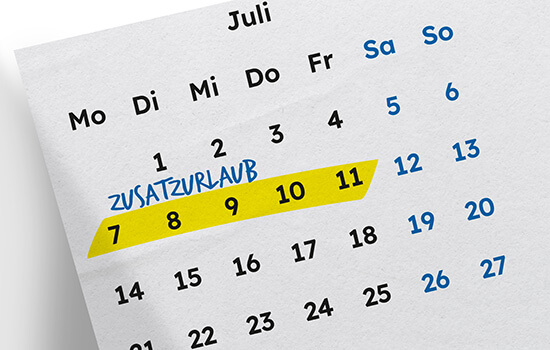 Ein Kalenderblatt mit einer Monatsübersicht. Fünf Tage sind gelb markiert und mit "Zusatzurlaub" überschrieben.