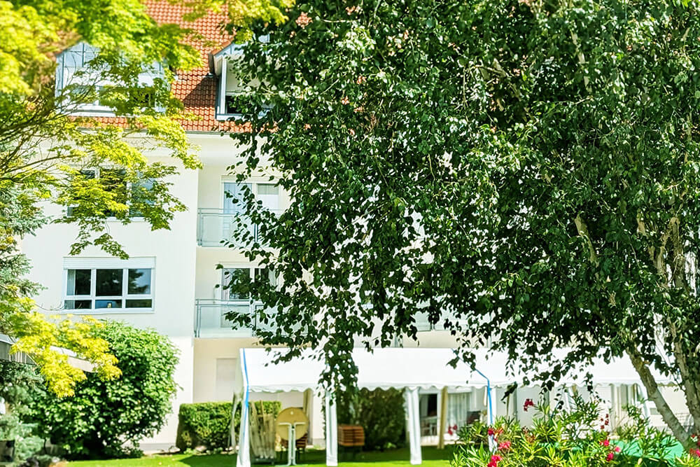Seniorenzentrum Sinzheim | © Monika Kleusch Das Seniorenzentrum Sinzheim hinter Bäumen.