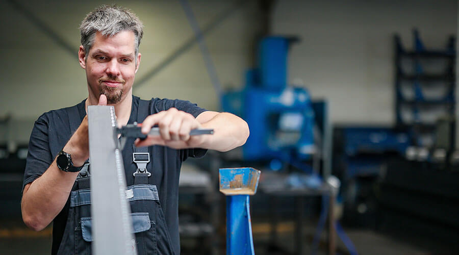 Stefan Wagner der eine Korbleiste in der Werkstatt vermisst. 