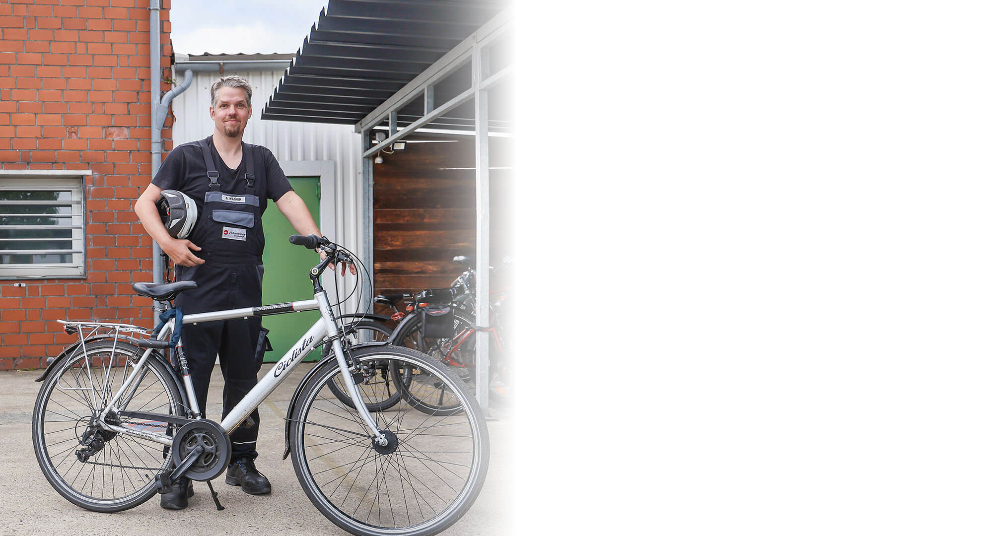 Stefan Wagner mit Fahrrad | © Rupert Oberhäuser Stefan Wagner steht zusammen mit seinem Fahrrad in einem Innenhof.