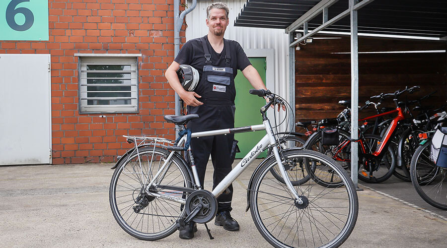 Stefan Wagner mit Fahrrad | © Rupert Oberhäuser Stefan Wagner steht zusammen mit seinem Fahrrad in einem Innenhof.
