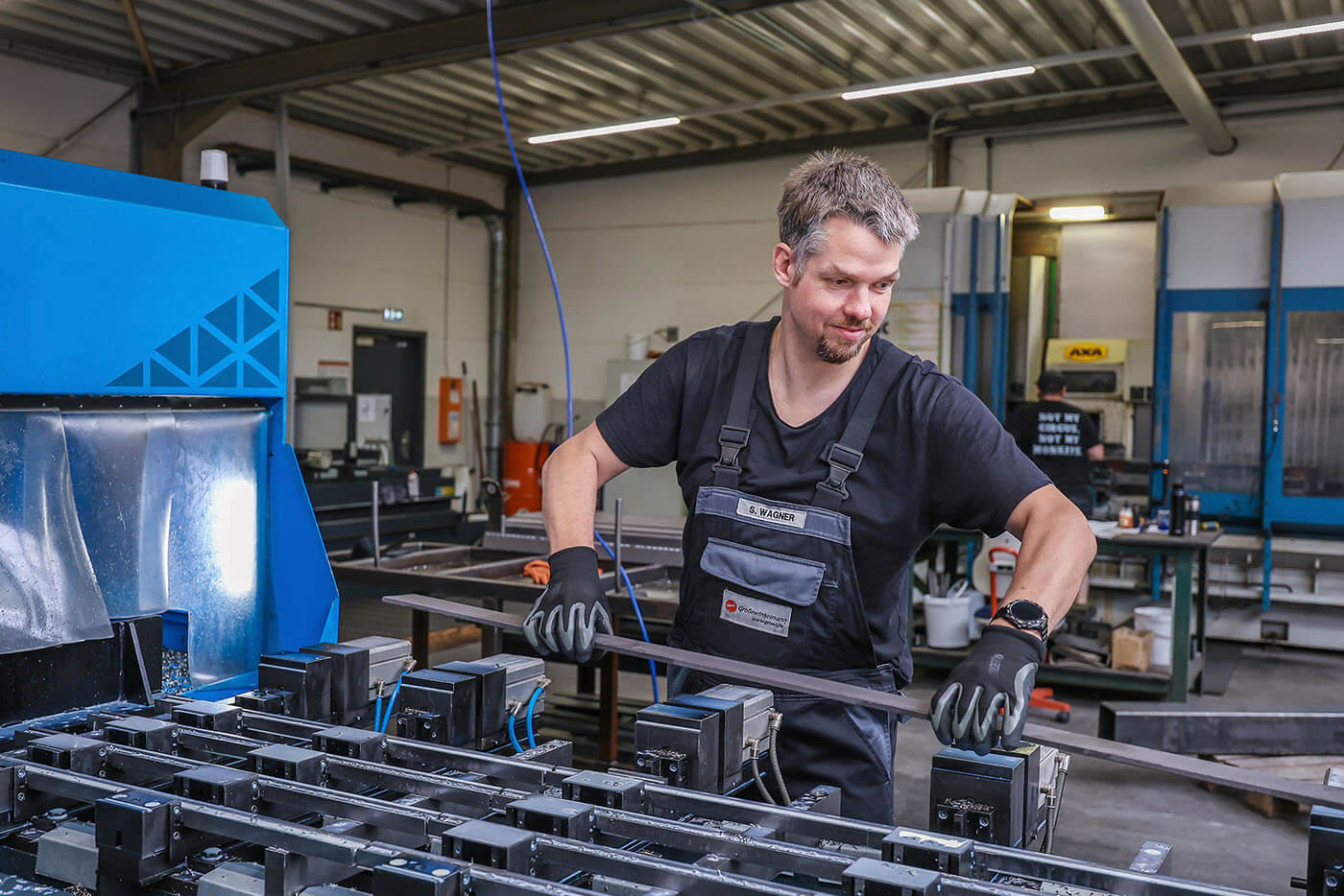 Stefan Wagner bedient die Korbleisten-Maschine.