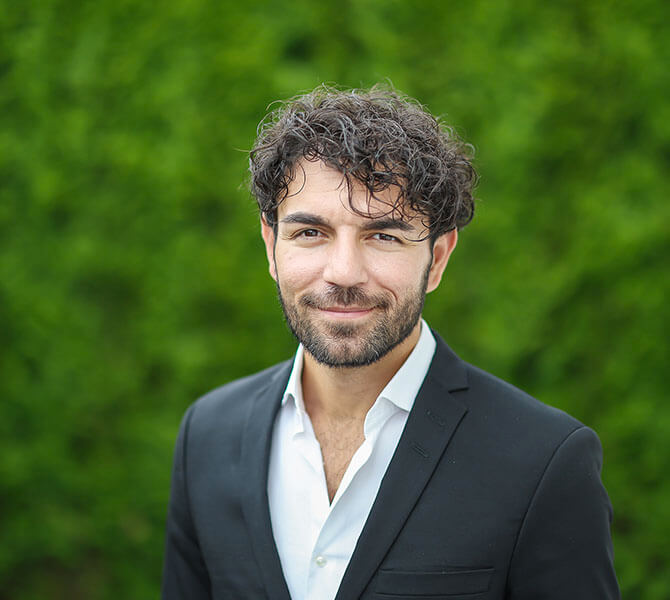 Ein Porträtfoto, das Takis Mehmet Ali zeigt.