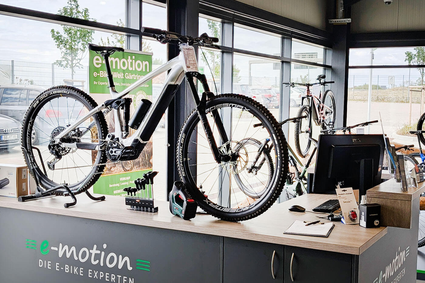 Fahrrad steht auf einem Aufsteller