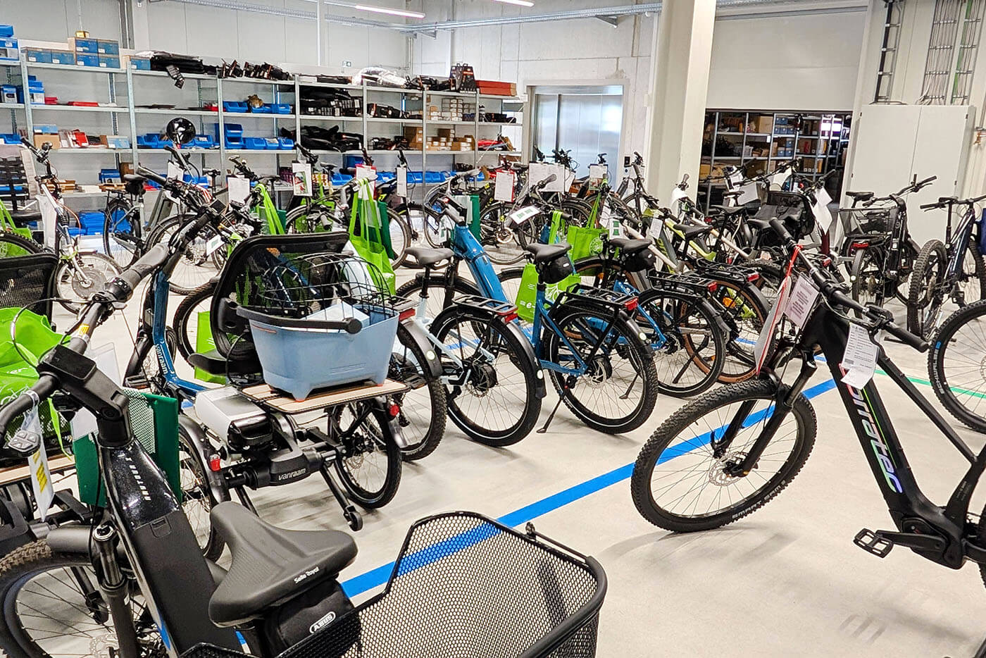 Foto einer Ausstellungsfläche im E-Bike Center Gätringen mit vielen Rädern