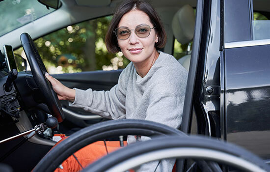 Eine Frau die in einem umgebauten KFZ sitzt 