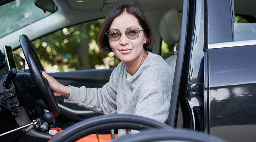 Eine Frau die in einem umgebauten KFZ sitzt 