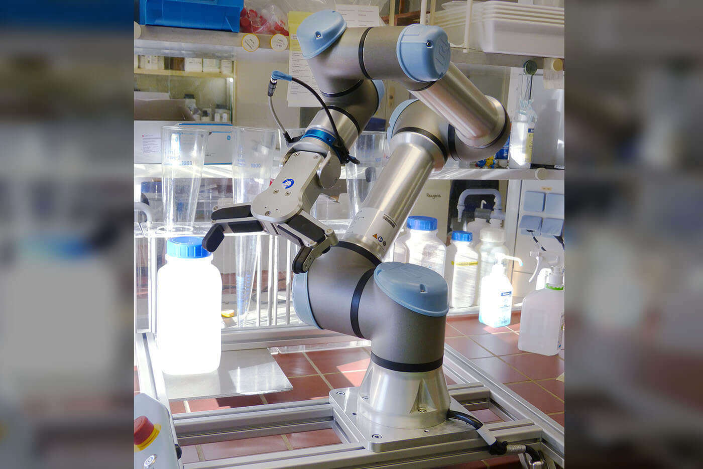 Ein Roboter in einem Labor