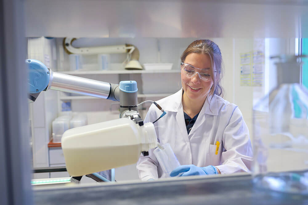 Mitarbeiterin arbeitet am Cobot