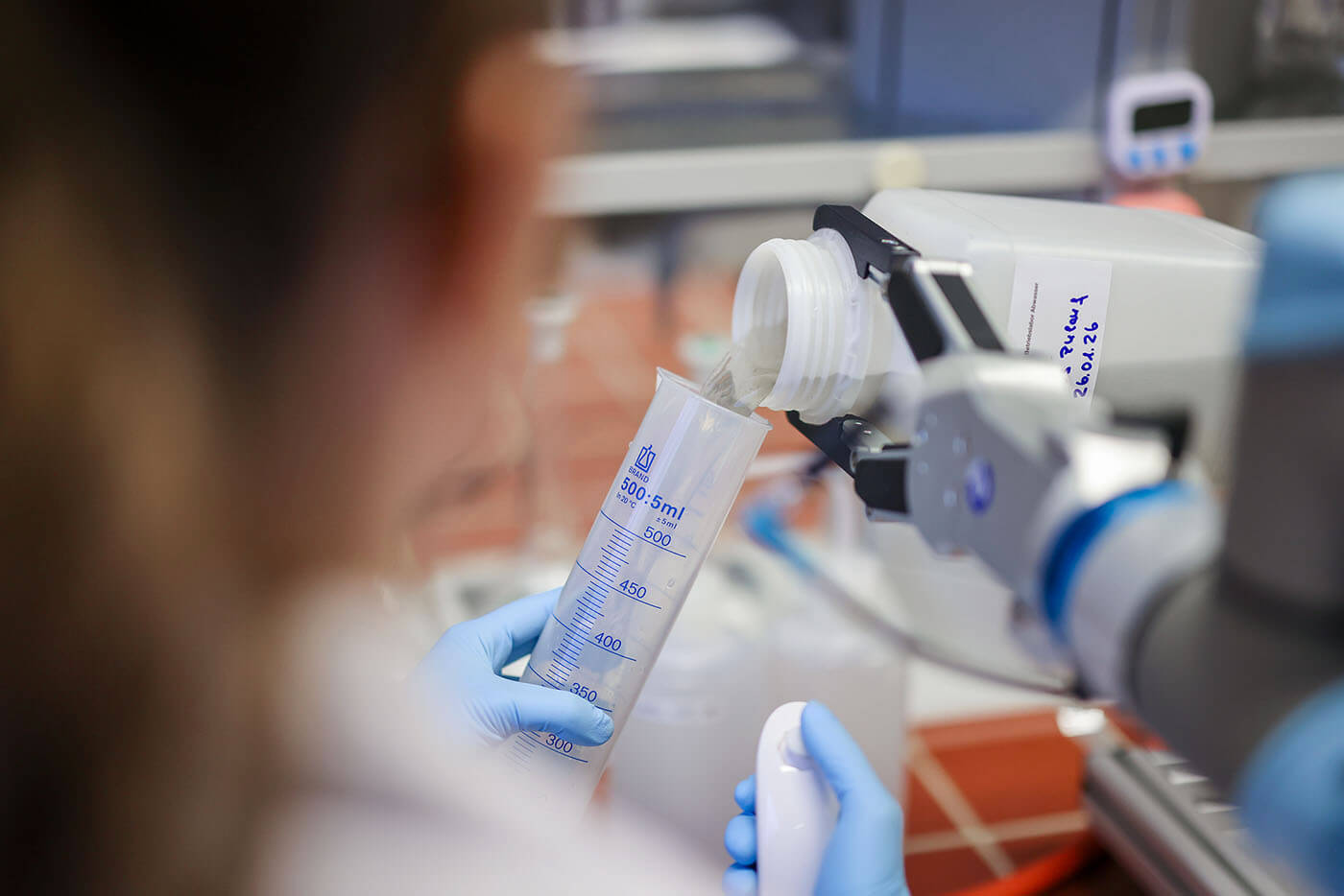 Mitarbeiterin bedient den Cobot mit einem Joystick