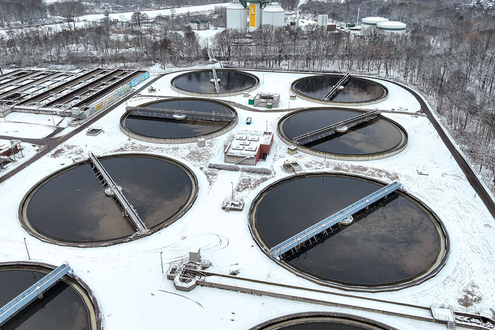 Luftaufnahme des Klärwerks im Schnee