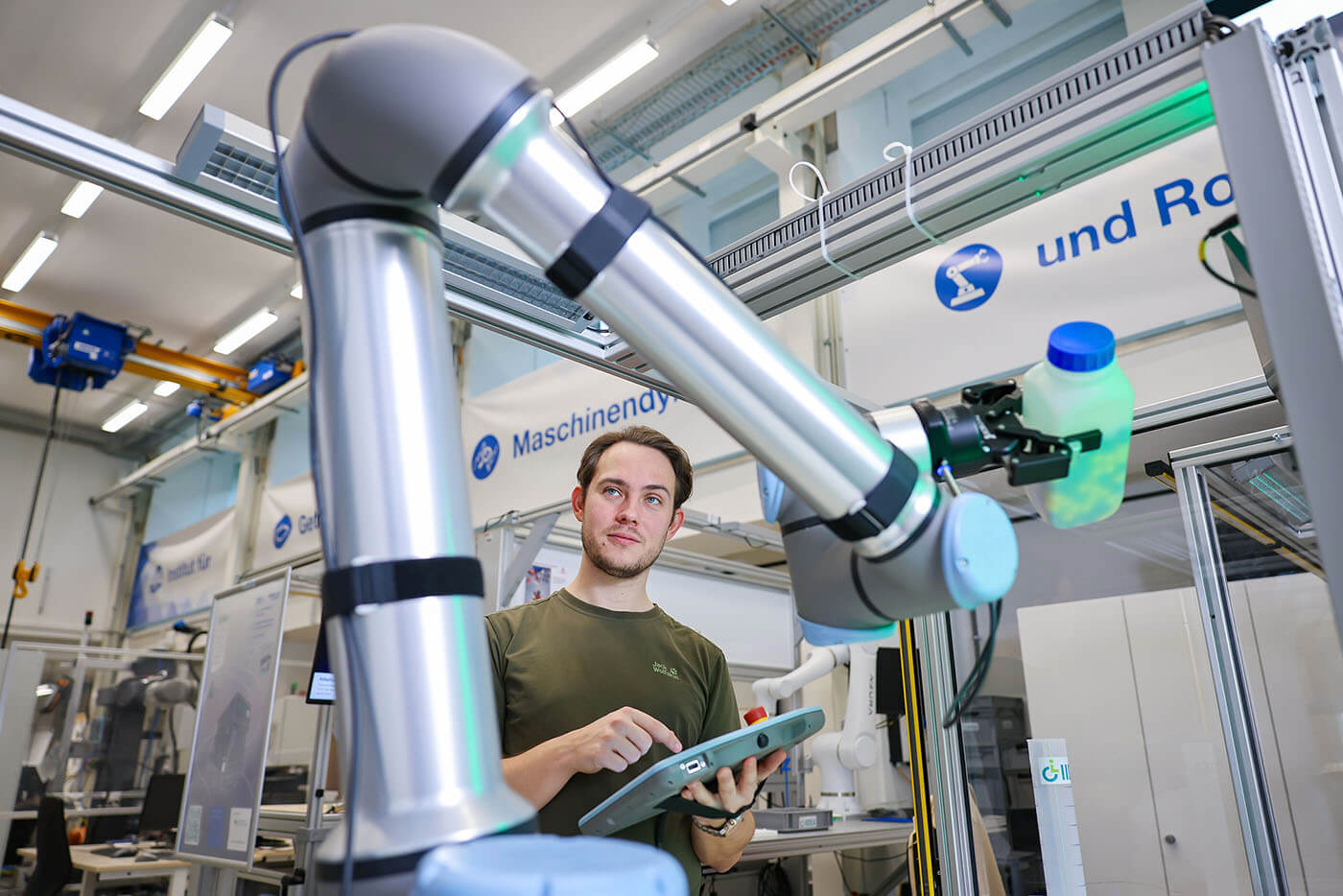 Carlo Wiedemann bei der Bedienung eines Prototypen