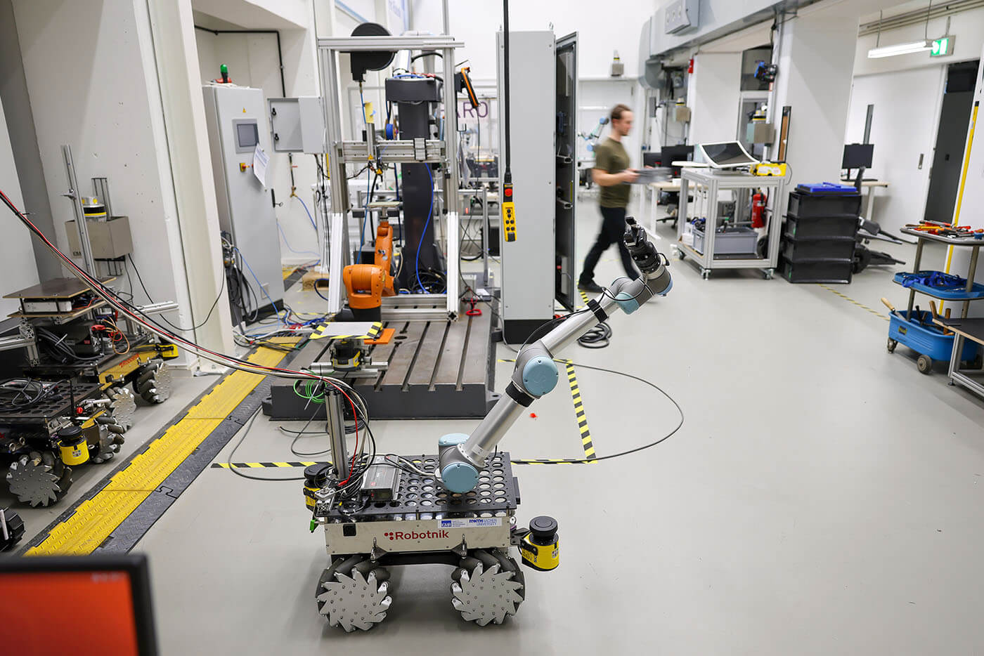 Ein kleiner fahrbarer Cobot steht im Labor der RWTH Aachen