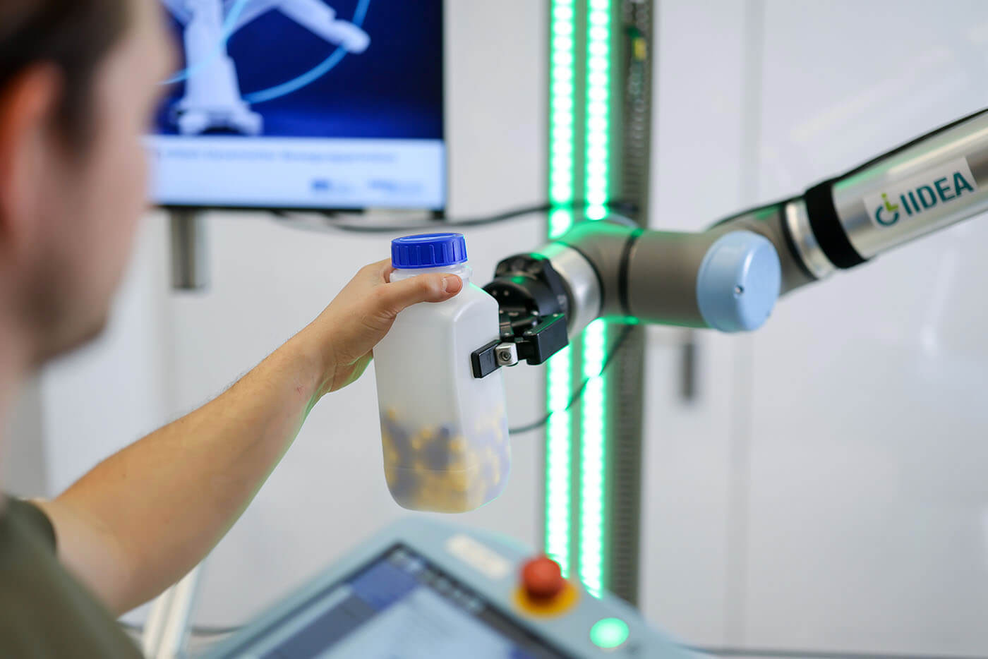 Ein Kanister wird in den Prototypen eingespannt