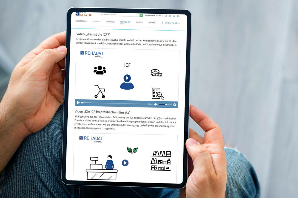 Das Display eines Tablets auf dem die Rehadat-Website zu sehen ist.