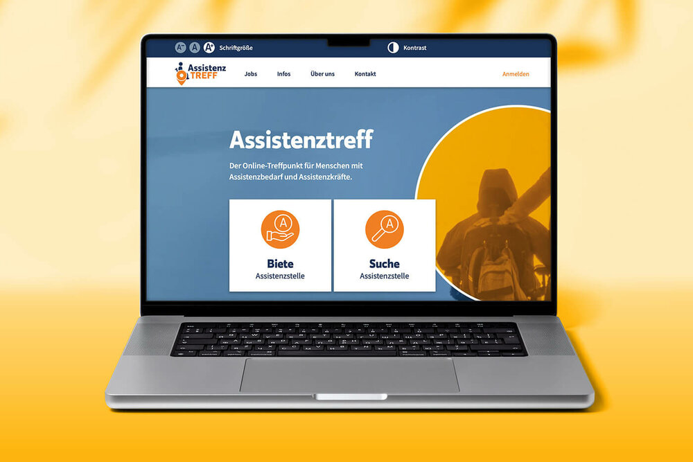 Schmuckbild Online-Plattform Assistenztreff l © 2024 udovichenko/Shutterstock Auf einem aufgeklappten Laptop ist die Startseite der neuen Online-Plattform Assistenztreff zu sehen.