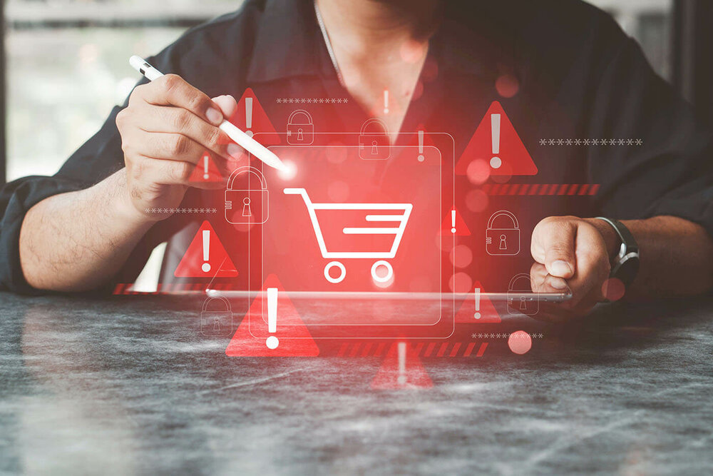 Barrierefreier Onlineshop l © 2024 earthphotostock/Shutterstock Über einem Tablet ist ein Hologramm eines Einkaufswagen zu sehen.