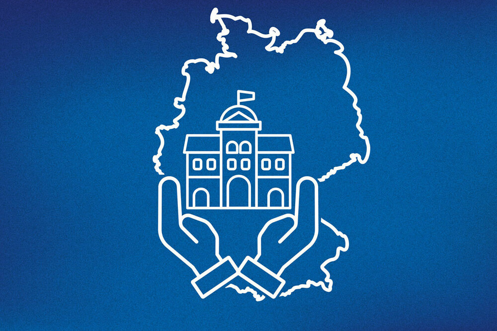 Eine Illustration die ein Rathaus in zwei Händen in Deutschland zeigt 