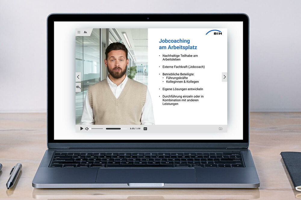 Microlearning Jobcoaching l © CWH / unblast.com Auf einem aufgeklappten Laptop ist ein Ausschnitt aus dem Microlearning "Jobcoaching" zu sehen.