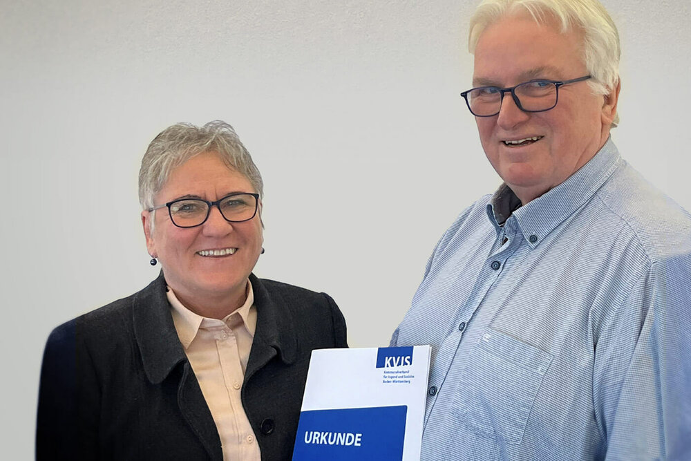 Die Verbandsdirektorin überreicht dem Leiter des KVJS-Tagungszentrums Gültstein seine Urkunde für 25 Dienstjahre.