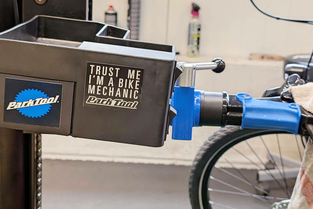 Man sieht ein Lastenrad mit einem Aufkleber, auf diesem steht: Trust me, I'm a bike mechanic