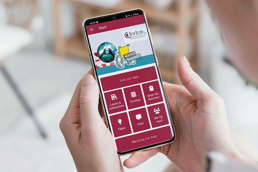 Die BVKM App auf dem Smartphone geöffnet
