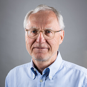 Ein Porträtfoto das Ulrich Adlhoch zeigt. 